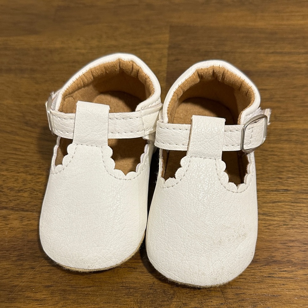 White Scalloped Mary Jane Shoes size 2